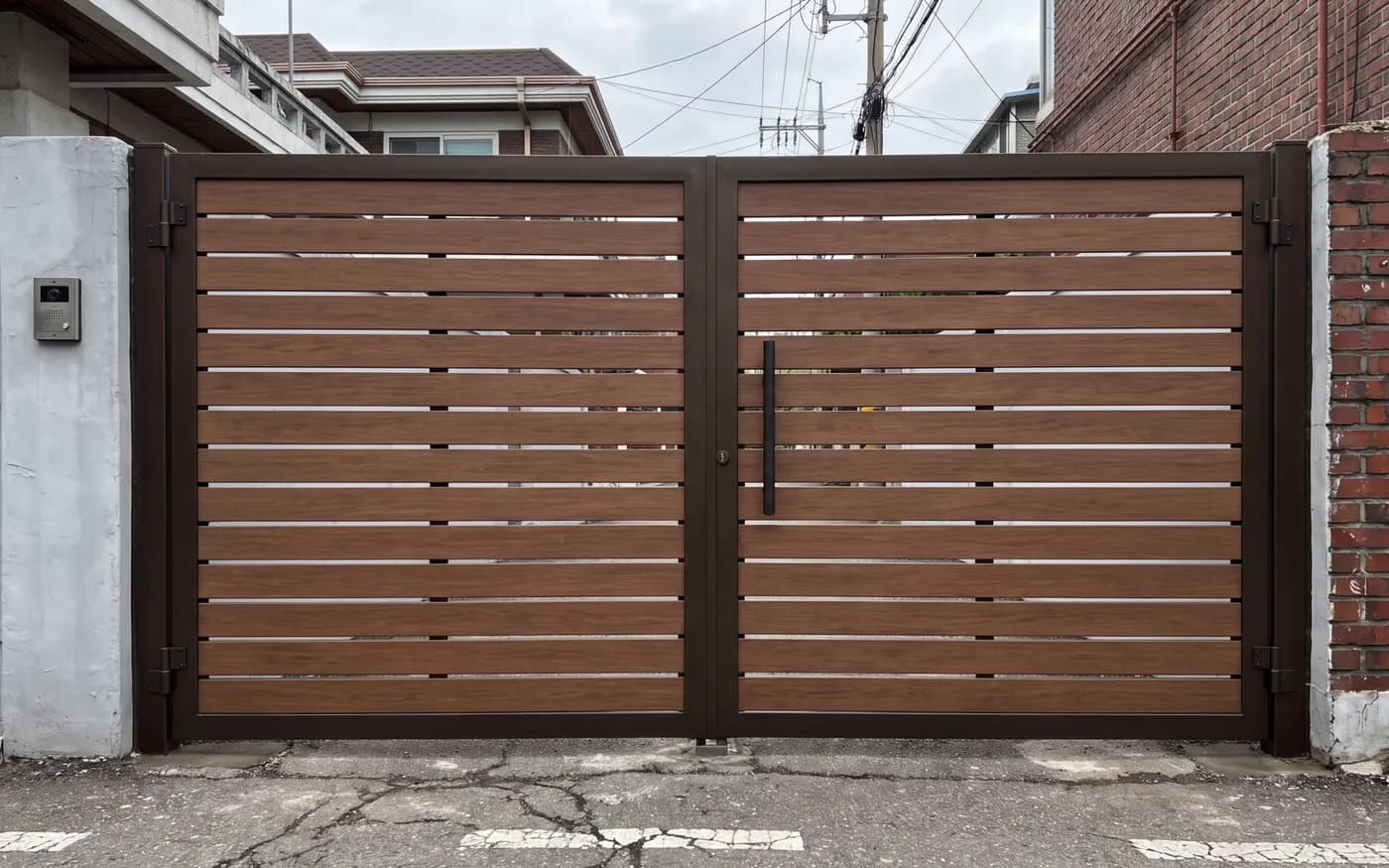 합성목재 대문 시공 완성 사진
