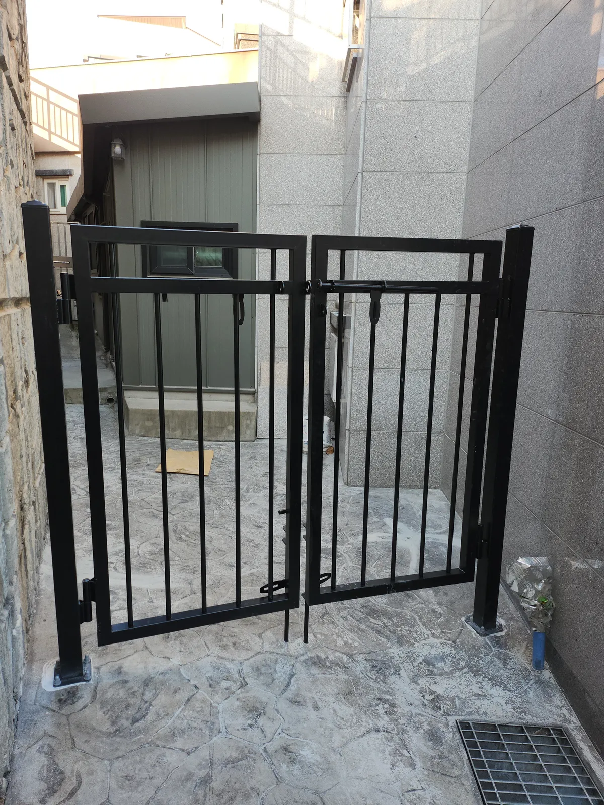 철제 쪽문 (양짝) 시공 완성 사진