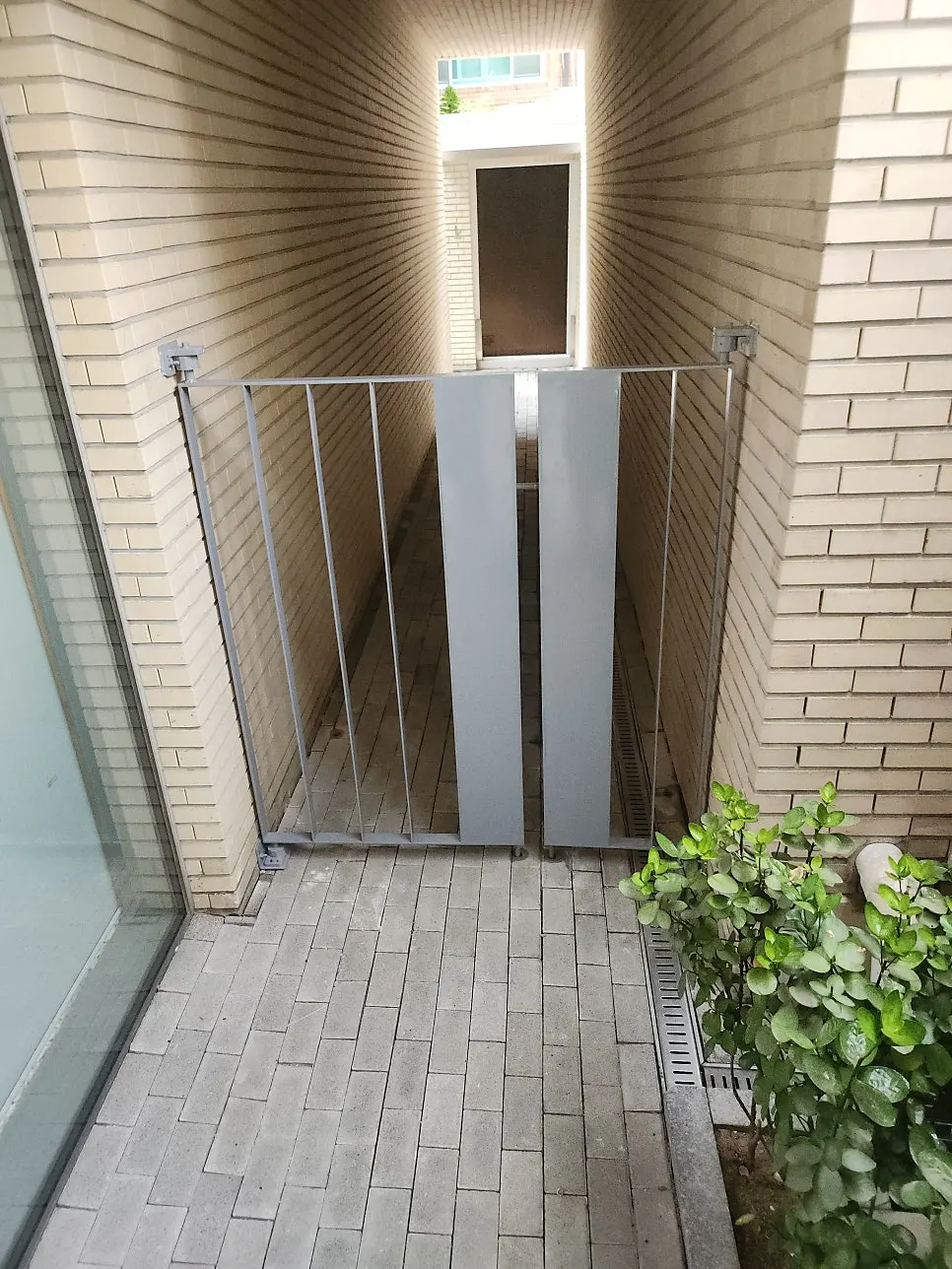 출입방지 쪽문 설치 맞춤 디자인의 인테리어문 제작 업체